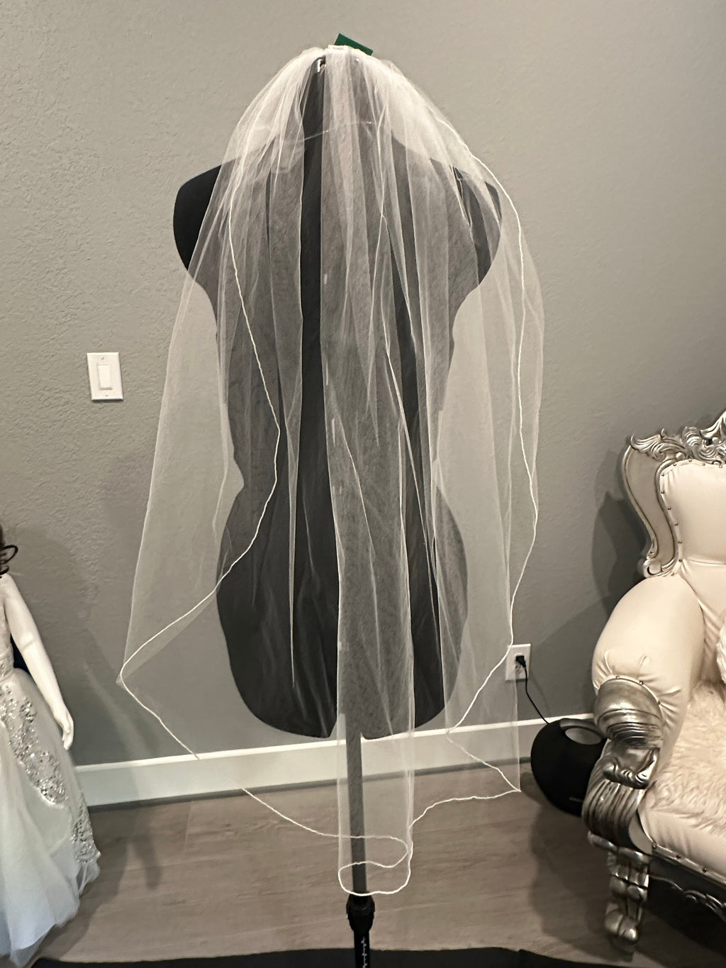 Classic Finger-Tip Single Tier Tulle Wedding Veil with Lace Trim