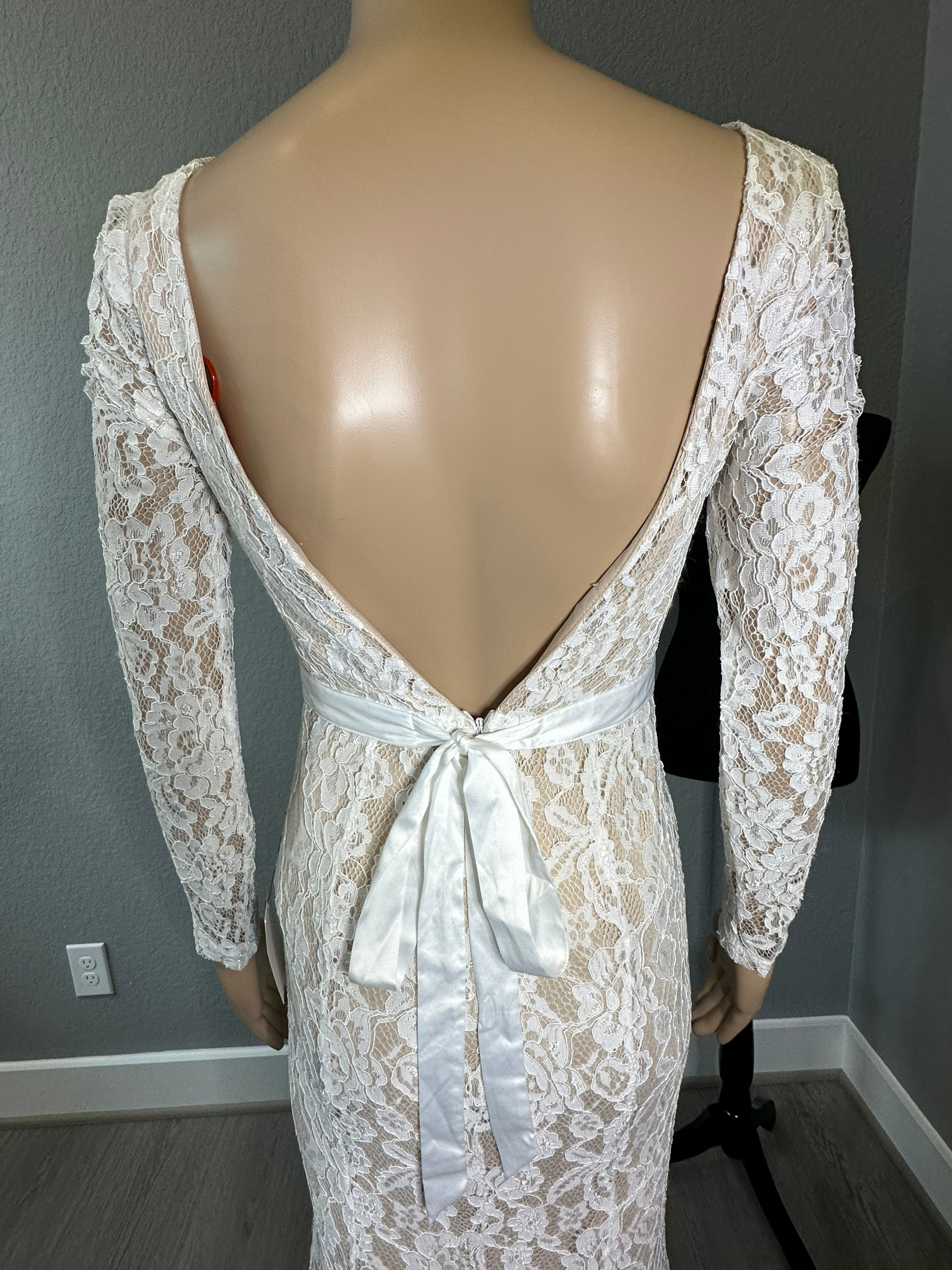 Lulus Sheath-Style Wedding Gown with Long Sleeves and Elegant Floral Lace Accents/ SIZE 2