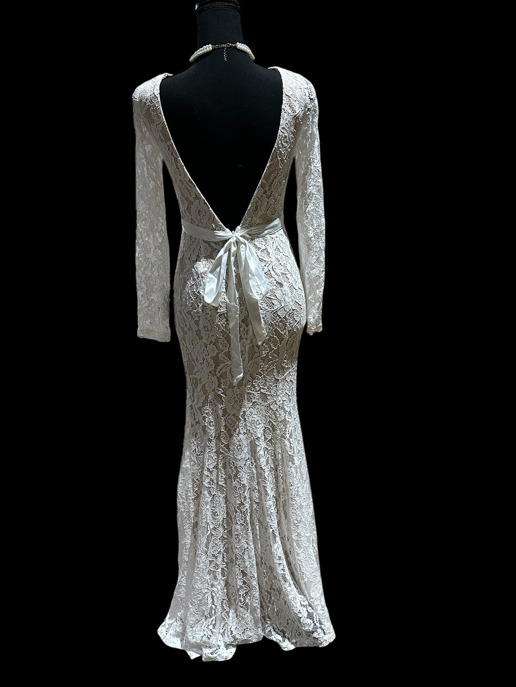 Lulus Sheath-Style Wedding Gown with Long Sleeves and Elegant Floral Lace Accents/ SIZE 2