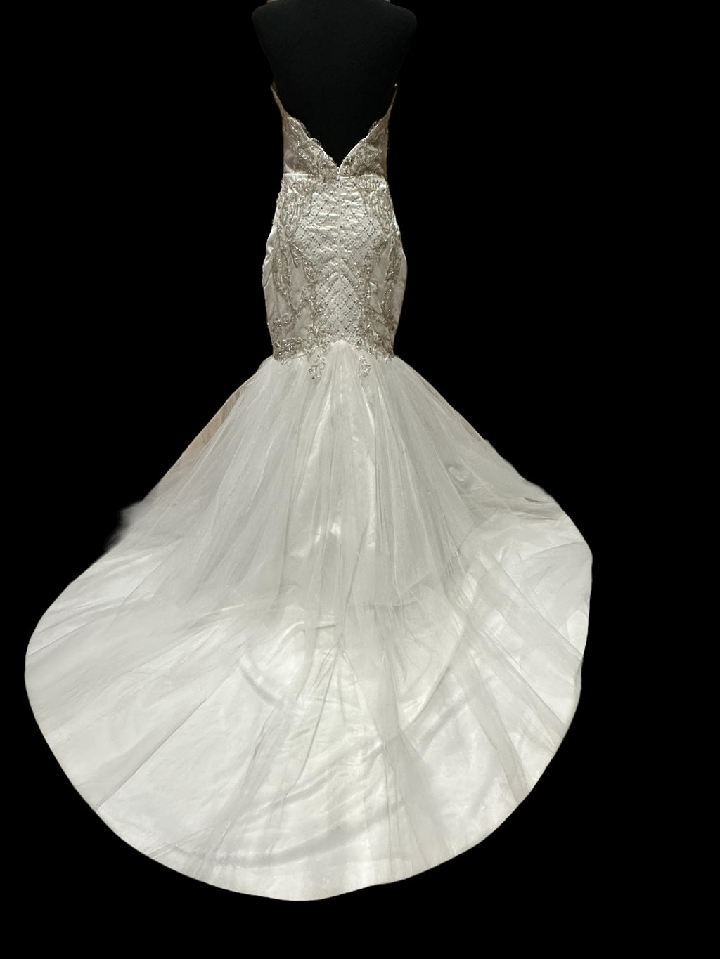 Custom Modern Mermaid-Style Wedding Gown with a Stunning Sweetheart Neckline- SIZE4