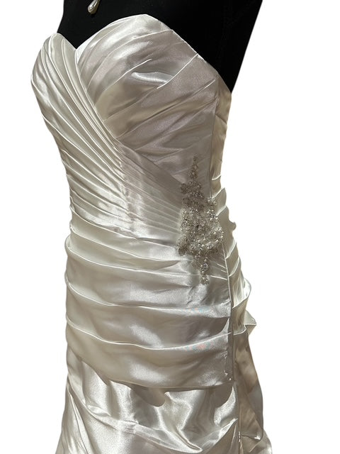 David's Bridal Elegant Satin Trumpet Bridal Gown with Sweetheart Neckline SIZE 8