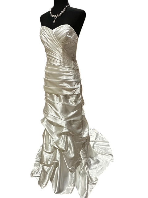 David's Bridal Elegant Satin Trumpet Bridal Gown with Sweetheart Neckline SIZE 8