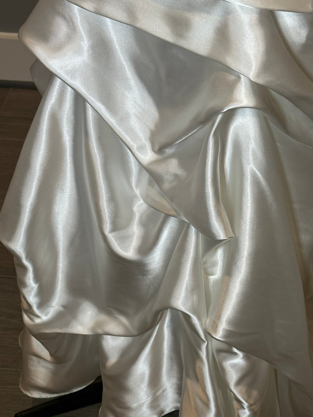 David's Bridal Elegant Satin Trumpet Bridal Gown with Sweetheart Neckline SIZE 8