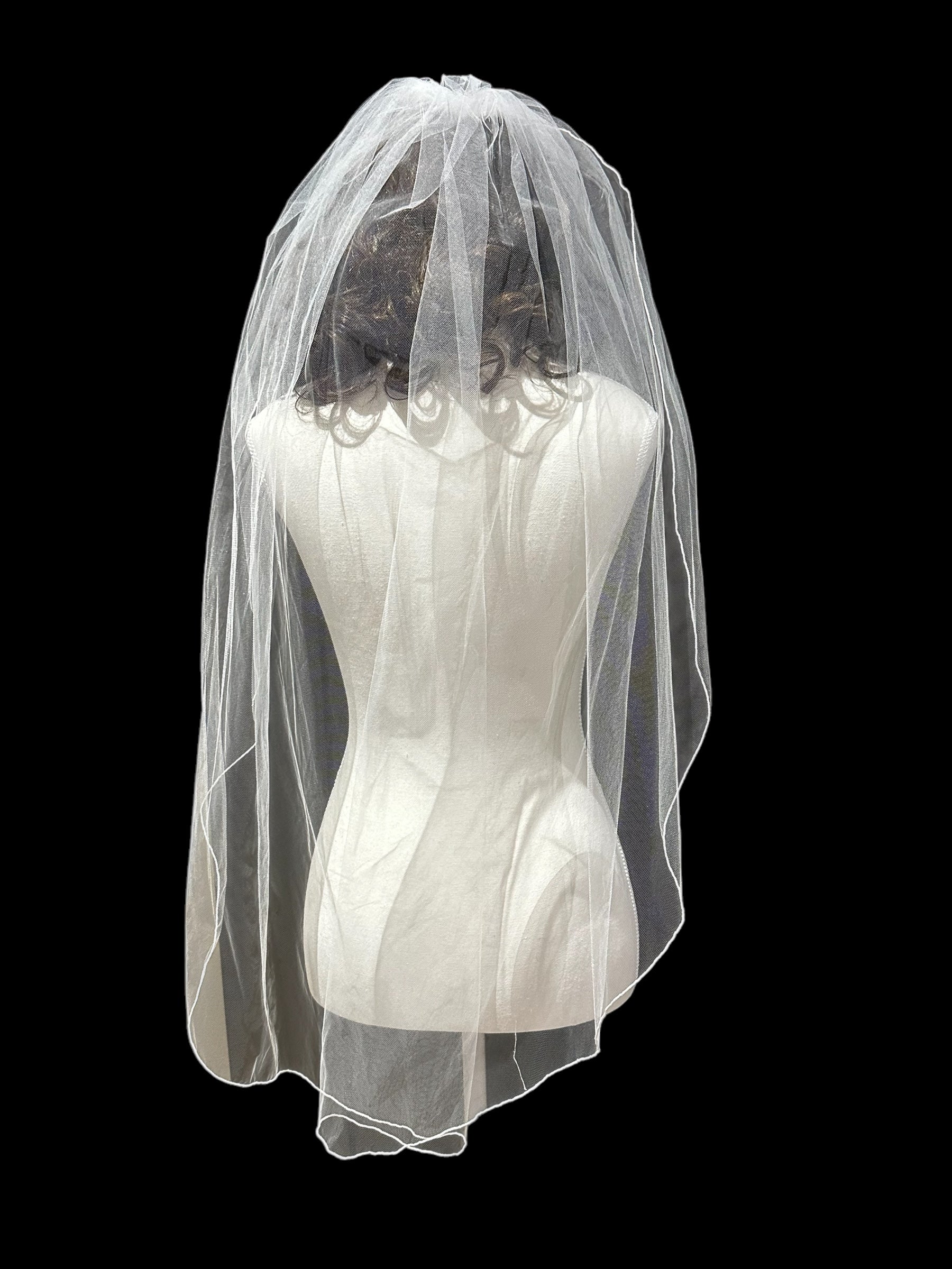 Classic Finger-Tip Single Tier Tulle Wedding Veil with Lace Trim