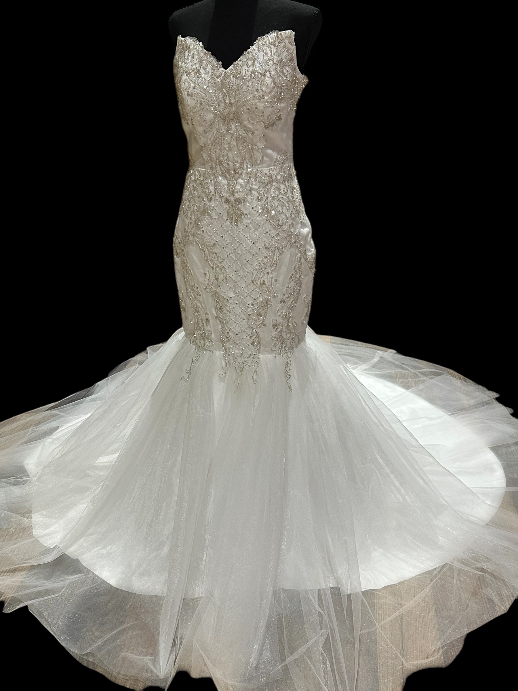 Custom Modern Mermaid-Style Wedding Gown with a Stunning Sweetheart Neckline- SIZE4