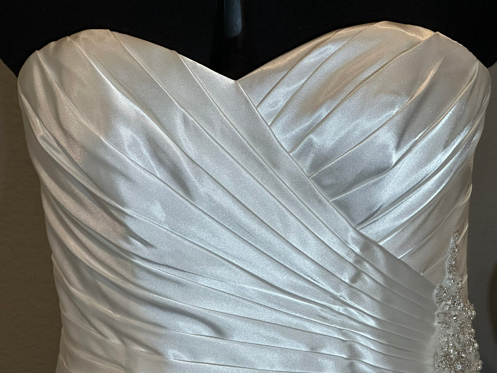 David's Bridal Elegant Satin Trumpet Bridal Gown with Sweetheart Neckline SIZE 8