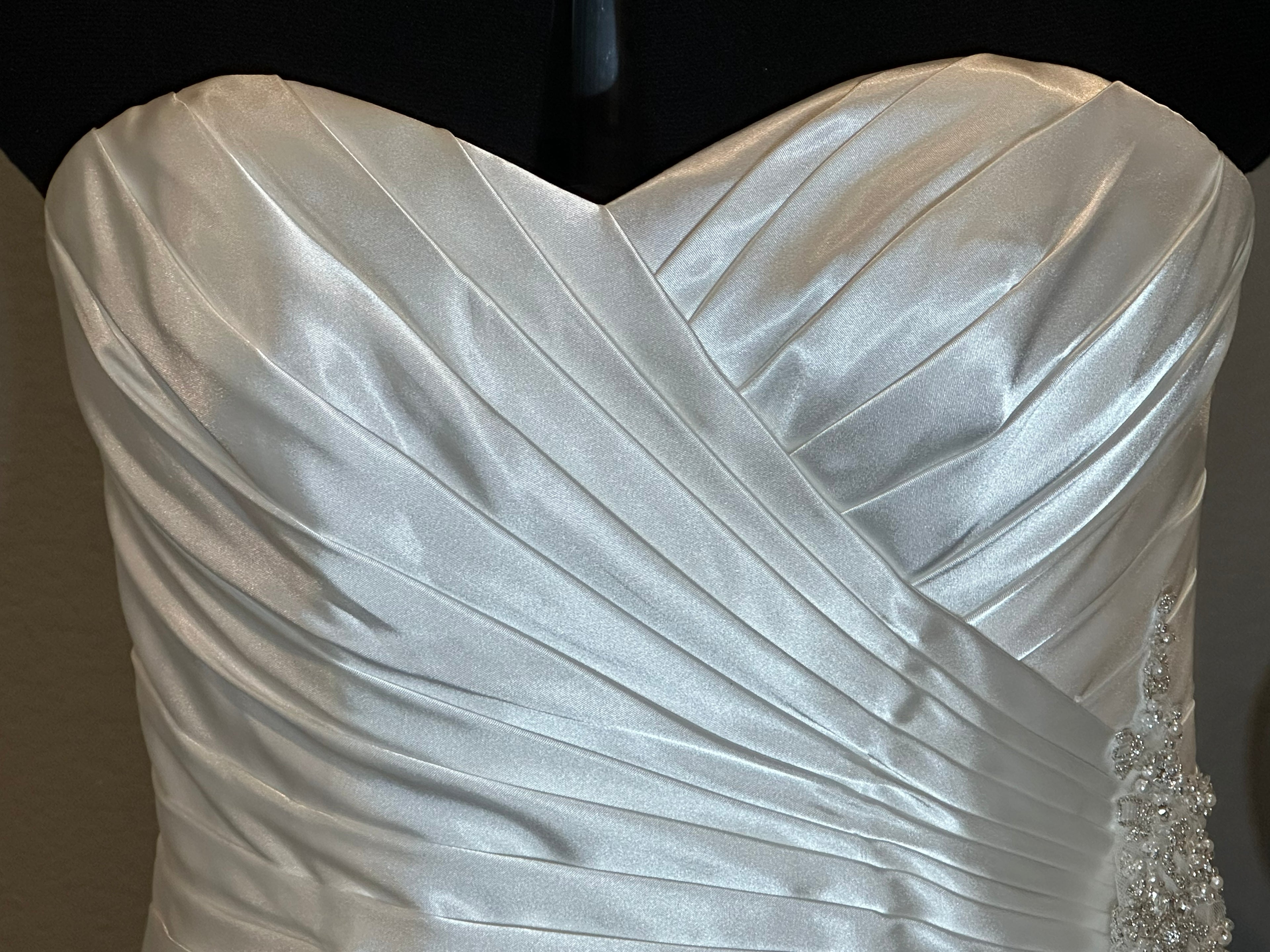 David's Bridal Elegant Satin Trumpet Bridal Gown with Sweetheart Neckline SIZE 8